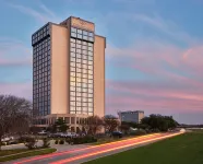 Crowne Plaza Dallas Market Ctr - Love Field Hotel dekat Winspear Opera House