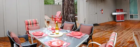 Tranquil, well-kept Cabin with Log Furniture & SHARC passes at 1, Whistling Swan