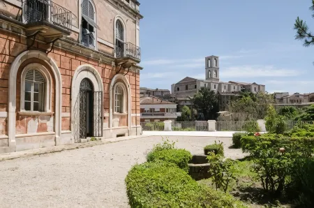 Hotel Iris Отели рядом с достопримечательностью «Cappella di San Severo»