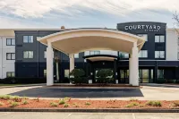 Courtyard Brunswick Hotels in Brunswick