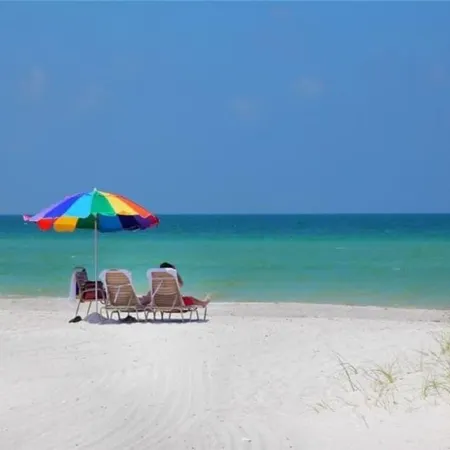 Drift Inn A, Heated Pool, Beach and Amenities, 2-3 min walk.