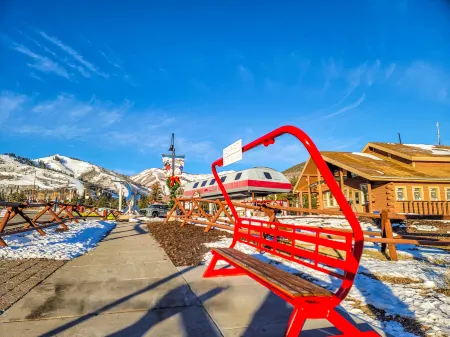 Cozy Condo with Gas Fireplace and Hot Tub Access - Charming Retreat Отели в г. Снайдервилл