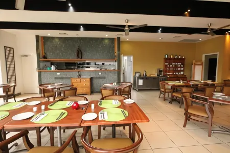 Ayr Traveller's Motel Отели в г. Эр