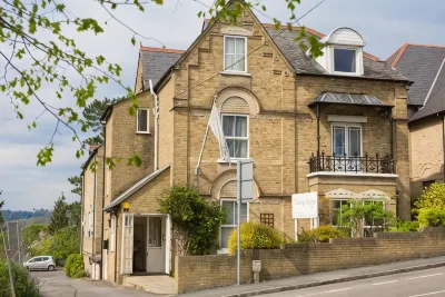 Abbey Lodge Hotel Hotels near University of West London