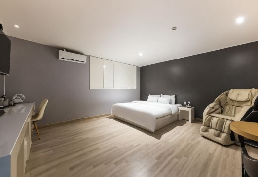 호텔 객실의 넓은 공간감