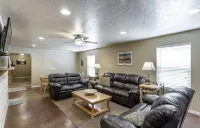 Welcome to Serenity Hills Zion , Sleeps 10 +