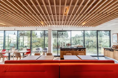 Holiday Inn Express Bordeaux - Lormont Отели в г. Лормон