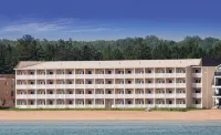Mackinaw Beach and Bay Inn & Suites