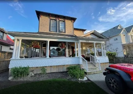 Perfection near the River - 4 Bedroom with Main Floor Bedroom and Ensuite Bath Отели рядом с достопримечательностью «Journey Behind the Falls»