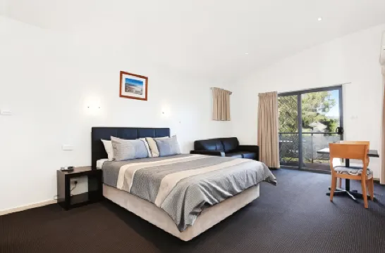 Travellers Motor Village