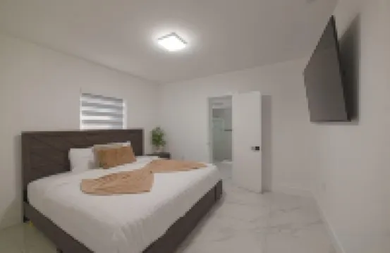 Miami Luxury Retreat / 10 Min to Mia Airport / BBQ