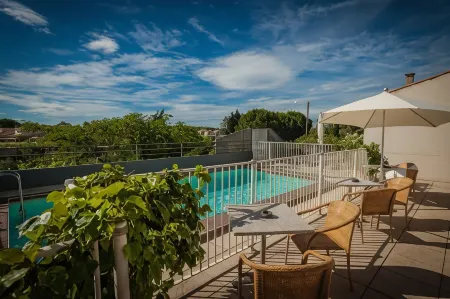 Les Jardins du Canal Piscine Chauffée Отели рядом с достопримечательностью «Salin d'Aigues-Mortes»