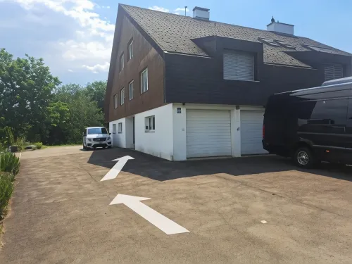 VK - VB - Zürich Airport - Homestay - Villa Bänikon فنادق في Eglisau