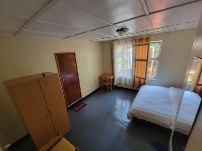 Maddy's Kitchen and Accommodation Отели в г. 