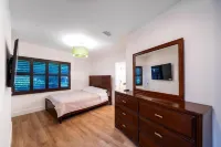 Charming 3-bedroom house 5 min drive to the beach Hotels in Downtown Hollywood