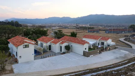 Gyeongju One-Day Rest Pension Отели рядом с достопримечательностью «Namsan Mountain»