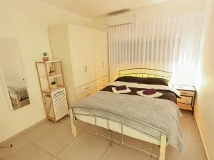 Shlomo's lounge. A beautiful and new apartment 5 minutes drive from the sea