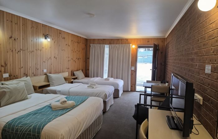 Country Roads Motor Inn