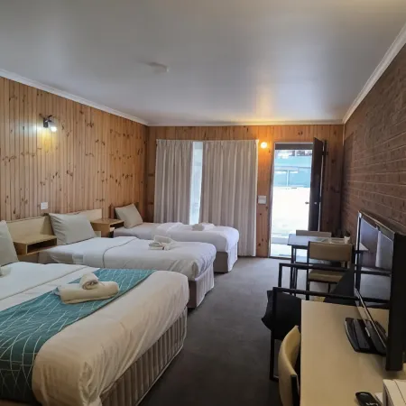 Country Roads Motor Inn