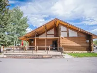 Daniels Summit Lodge Hotels in Восач
