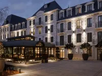 Grand Hôtel de Courtoisville Hotels near Sillon