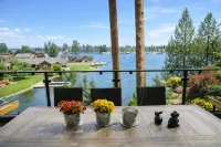 Waterfront Paradise Lodge: Private Dock, Pickleball, Volleyball, Fire Pit Nights - Jacuzzi