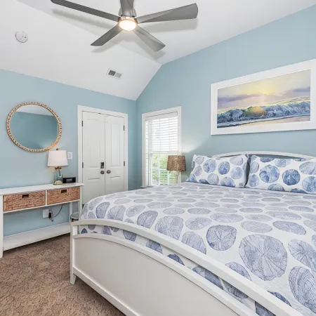 Bright and sunny family friendly cottage, 2 minutes to beach, Sound view sunsets