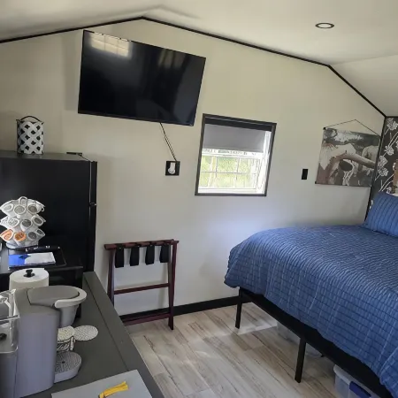 Cozy Cottage With a View in La Grange
