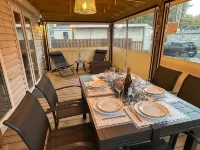 Your mobile home with covered terrace and barbecue is waiting for you this summer. 康村住宿飯店