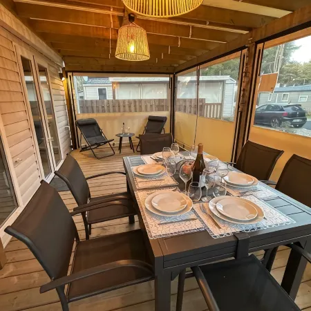 Your mobile home with covered terrace and barbecue is waiting for you this summer.
