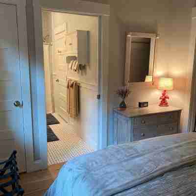 Spectacular 2-bedroom Carriage House with all amenities in beautifull Ogunquit. Rooms