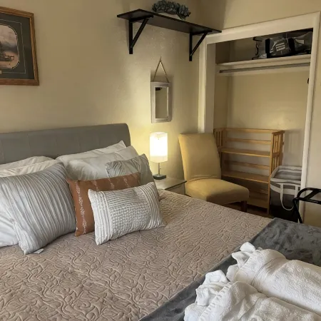 Charming 2-bedroom house in Downtown Walnut Creek with WiFi and AC