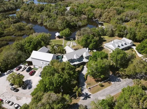 Shangri-La ♛ Private Waterfront Resort Sleeps 30 • 3 Acres •Mega Pool•Game House