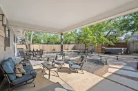 Das Weinhaus Pool & Hot Tub - Walk to Main St