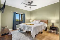 The Lookout at Table Rock Lake - Luxurious Stay - Hot Tub - Bring Your Boat!!