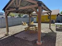 Downtown Blonde Bungalow w/Fully Fenced BIG YARD, AC, W/D, 2 Samsung Smart TVs