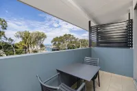 Top Floor Studio Unit in Urangan Ocean Harbour Views Pool Spa