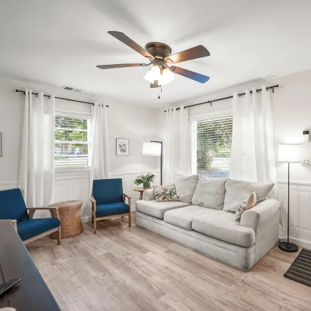 Cozy Cottage, Deck + Yard, Near Downtown & 10 Min to Parris Island