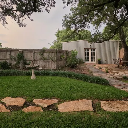 Charming 2-bedroom barndominium in marvelous Stephenville with AC, WiFi