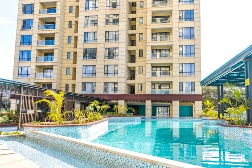 Chic Loft steps from Yaya Center | Pool + gym