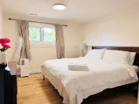 Newly renovated 2-bedroom, 1 bathroom daylight suite with private entrance - 무료 와이파이