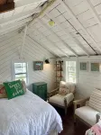 Lovely studio steps to the beach in Dennis port - 3-Star