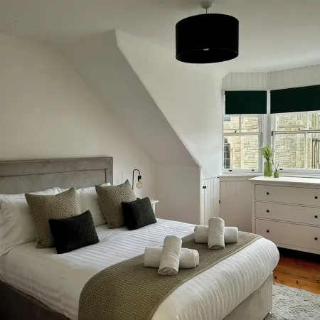 Spacious 4 bedroom townhouse with traditional features and private courtyard Отели в г. Капар