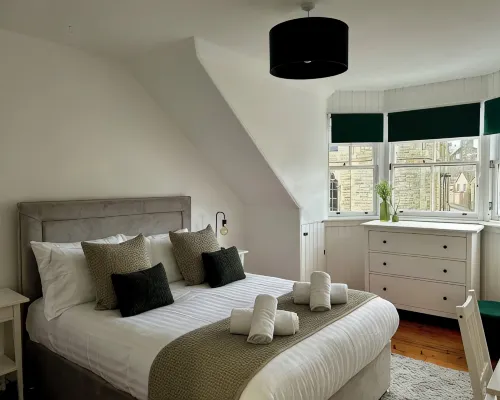 Spacious 4 bedroom townhouse with traditional features and private courtyard クーパーのホテル