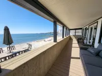 PRIVATE BEACH: A PALACE IN PARADISE @ NIANTIC W/ 6 QUEENS 1 TWIN BED - Wifi