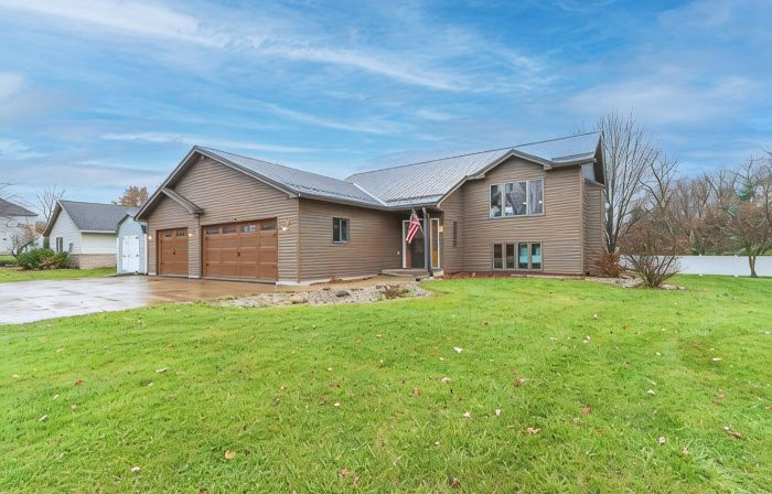 3-bed, 3-bath, 3-car garage executive home in Marshfield, WI