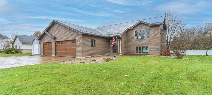 3-bed, 3-bath, 3-car garage executive home in Marshfield, WI Hotels in Wood County