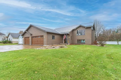 3-bed, 3-bath, 3-car garage executive home in Marshfield, WI