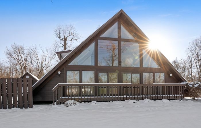 Peaceful A-Frame w/ Hot Tub, Game Room & Loft – Near Dining, Shopping & YSU