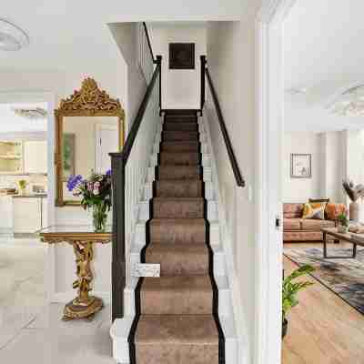 Radiant Retreat Ideal for LegoLand, Windsor, & LHR Others